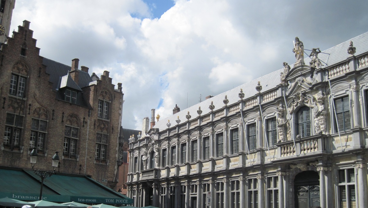 19- Bruges- Due bellissimi palazzi (uno del periodo mediovale e l'altro più moderno)